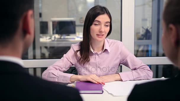 Усміхнений фінансовий радник потискає руку з парою — стокове відео