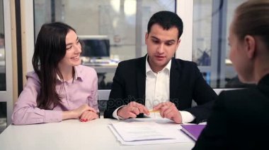 Gülümseyen iki ana sayfa imzalama anlaşması satın