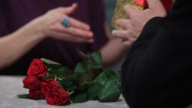 Üst düzey erkek karısına hediyesi veren eller