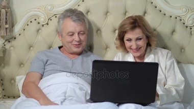 üst düzey iki aile Internet ile bağlantılı