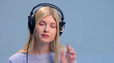Güzel kız kulaklık müzik dinlemek