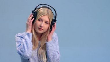 gülümseyen kadın kulaklık müzik