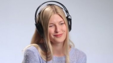 Müzik kulaklık ile sarışın kız