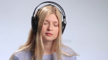Müzik keyfi kulaklık ile güzel kız