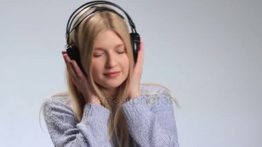 Duygusal kız kulaklık müzik keyfi