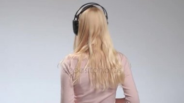 Gülümseyen kız müzik dinleme Kulaklığımda mutlu