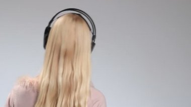 Müzik dinlerken kulaklık duygusal kız