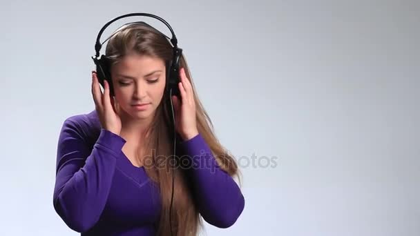 音楽を聞くヘッドフォンを着ている女性 — ストック動画