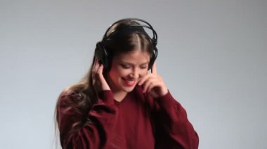 Genç kadın ile heaphones müzik rahatlatıcı