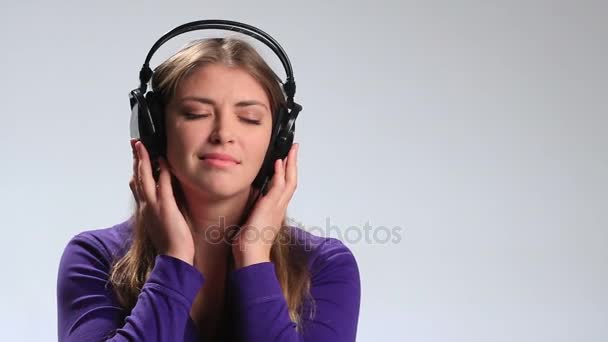 Mladá krásná žena, poslech hudby do sluchátek — Stock video
