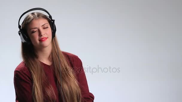 Preciosa mujer joven seductora en grandes auriculares — Vídeo de stock