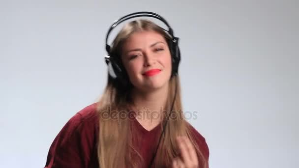Gelukkig vrolijke meisje genieten van muziek in hoofdtelefoons — Stockvideo
