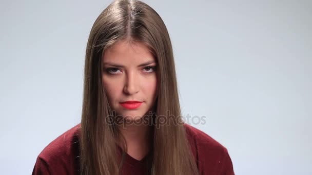 Красивая расстроенная женщина выглядит злобно — стоковое видео