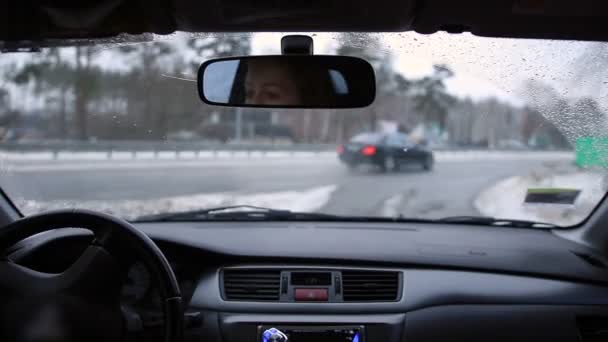 Conducir coche durante la nieve — Vídeo de stock