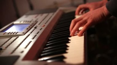 Adam oynamak synthesizer klavye