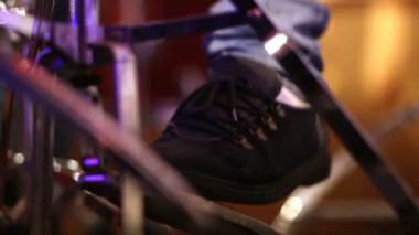 Temel davul pedalı Sahne Alanı'nda oynayan adam.