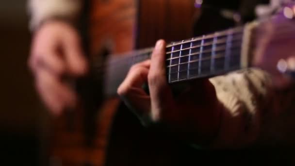Cara legal com chapéu tocando guitarra no palco — Vídeo de Stock
