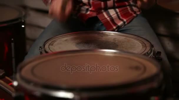 Drum sticks raken de trommel-closeup — Stockvideo