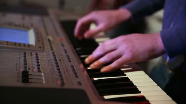 Joven jugando teclado electrónico — Vídeo de stock