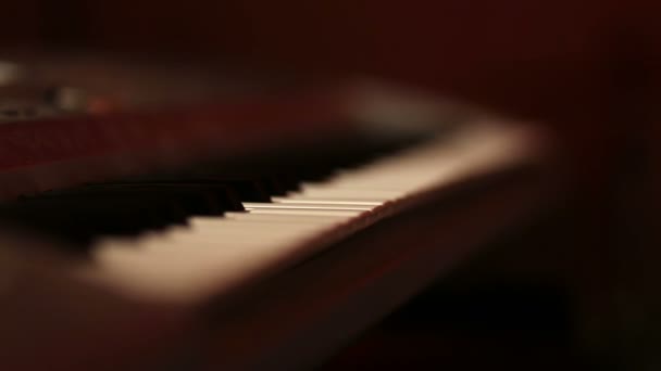 Muzikant handen op piano klavier — Stockvideo