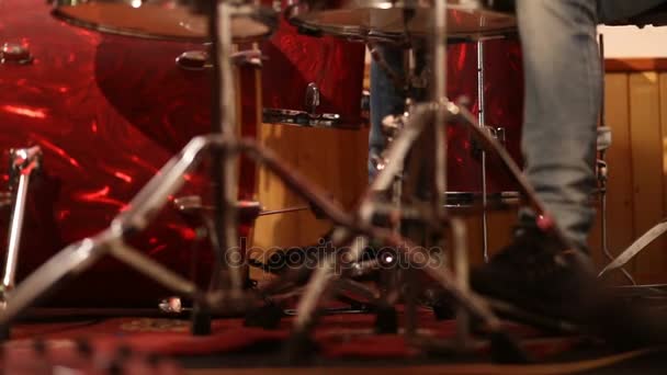 Drummer op het podium spelen kick drum — Stockvideo