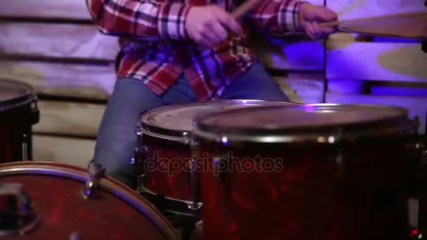 Anak muda bermain drum kit di atas panggung — Stok Video