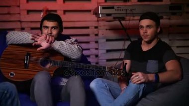 Konserden sonra rahatlatıcı rock grubunun üyeleri