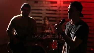 Işıklı Sahne Alanı'nda performans rock grubu