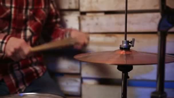Музыкант с барабанными палочками играет на барабанах и тарелках — стоковое видео