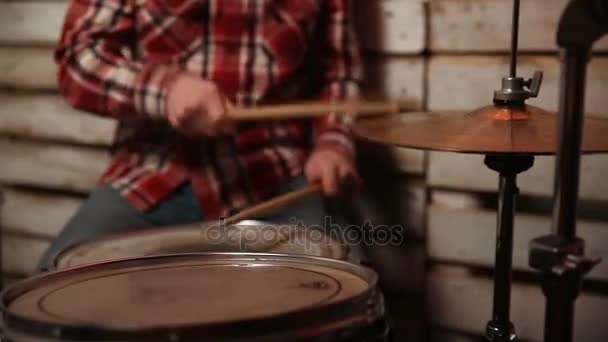 Baterista atuando em seu conjunto de tambores . — Vídeo de Stock