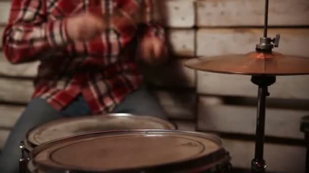 Baterista expressivo tocando bateria com baqueta — Vídeo de Stock