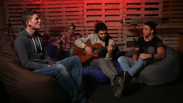 Banda de música ensayando en el garaje — Vídeos de Stock