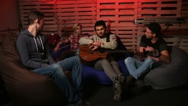 Музыкальная группа отдыхает после репетиции в клубе — стоковое видео