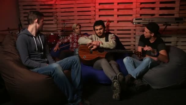 Banda musicale rilassante dopo le prove nel club — Video Stock