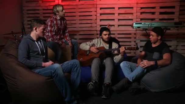 Zespół muzyczny wykonujący muzykę unplugged w klubie — Wideo stockowe