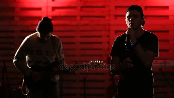 Joven hombre guapo cantando con guitarrista — Vídeos de Stock