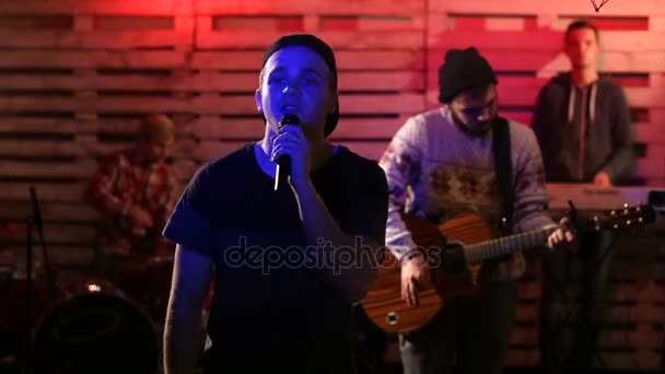 Grupo de jóvenes músicos actuando en el club — Vídeos de Stock