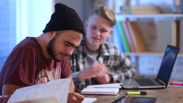 Grupa młodych studentów studiujących razem w domu — Wideo stockowe