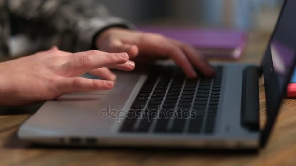 Close-up van mans handen die op laptop werkt — Stockvideo