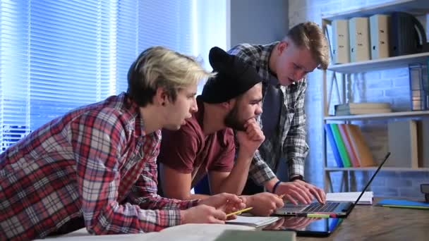 Estudantes universitários usando laptop em uma biblioteca — Vídeo de Stock