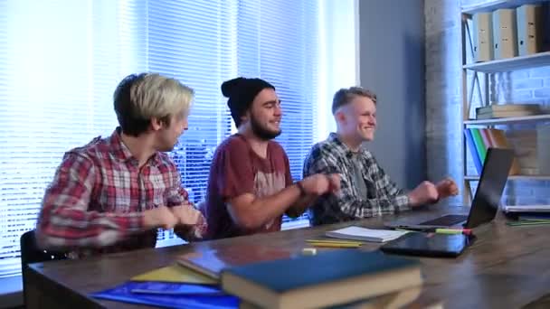 Група щасливих студентів, що показують жест тріумфа — стокове відео
