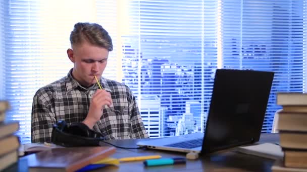 Vacker student tänkande med penna i munnen — Stockvideo