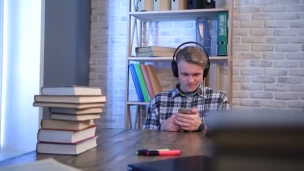Улыбающийся хипстер с помощью смартфона слушает музыку — стоковое видео