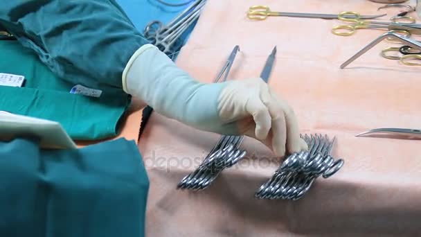 Scrub nurse preparing tools for operation — Stock Video