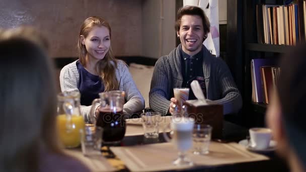 Estudiantes universitarios tomando café juntos en la cafetería — Vídeo de stock