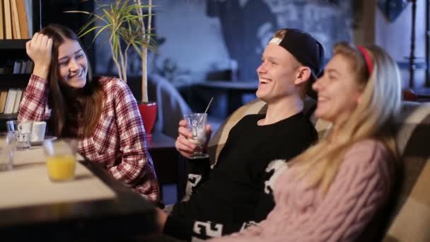 Grupp vänner sitter på café och ha roligt. — Stockvideo