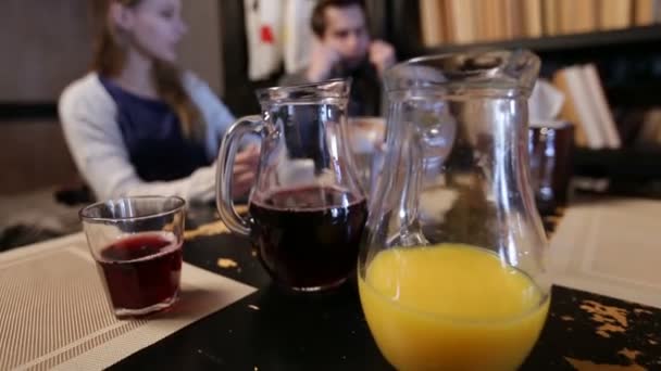 Deux amants bavardant et s'amusant dans le café — Video