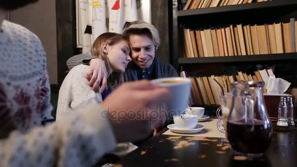 Atractiva pareja de adolescentes enamorados en la cafetería abrazos — Vídeo de stock