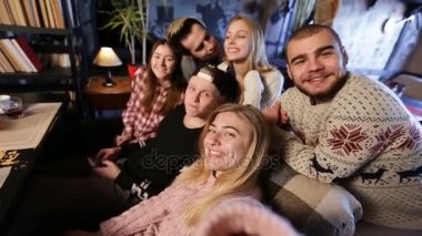 Selfie akıllı telefon alarak arkadaş grubu
