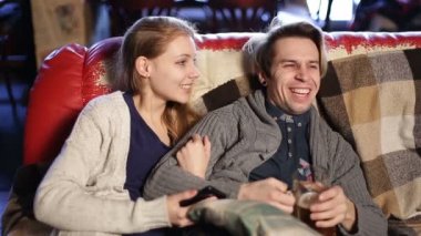 Neşeli sevgi dolu çift kafede boş zaman harcama